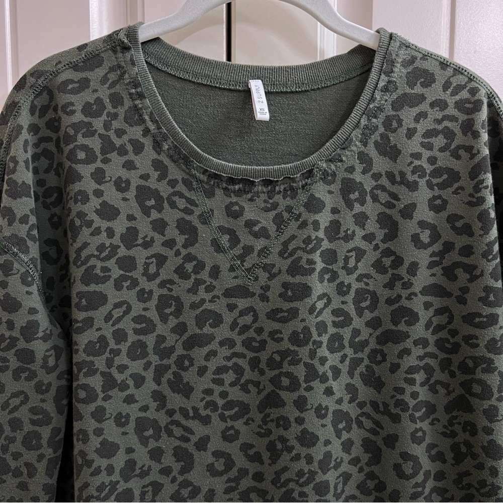 Z Supply Womens Weekender Pullover Leopard Print in Green/Black, Size XS - Picture 5 of 10